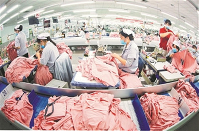 紡企訂單紛至沓來，工人生產(chǎn)熱潮涌動，服裝產(chǎn)業(yè)迎來復蘇春風